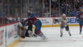 Une bien vilaine charge de Gabriel Landeskog sur Kirby Dach qui sera sans doute bien plus sanctionnée