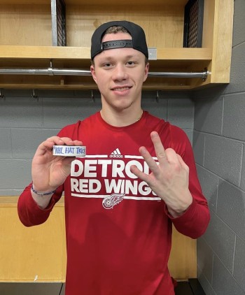 Lucas Raymond rejoint Steve Yzerman avec son hattrick de cette nuit