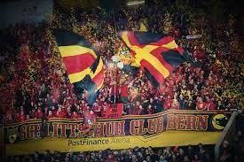 Des fans dans le vestiaire bernois pour parler aux joueurs