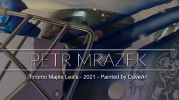 Petr Mrazek honore sur son masque deux compatriotes qui ont porté le maillot des Leafs