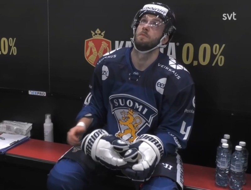 Une vilaine faute de Petteri Lindbohm sur Carl Klingberg