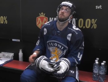 Une vilaine faute de Petteri Lindbohm sur Carl Klingberg