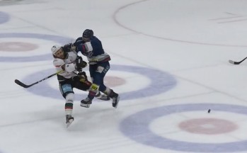 Une énorme charge à la sortie du banc des pénalités