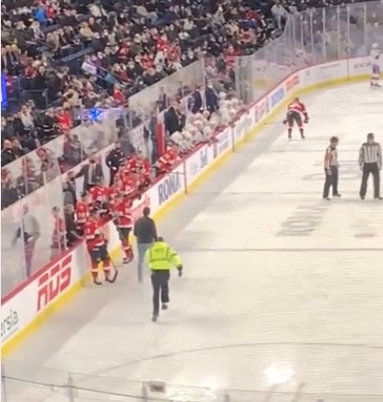 Un fan se balade sur la glace en plein match