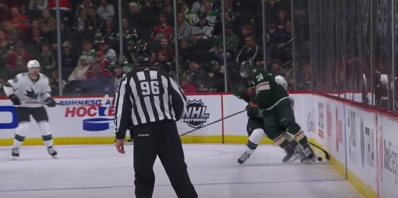 Une charge douteuse de Matt Dumba sur Alexander Barabanov