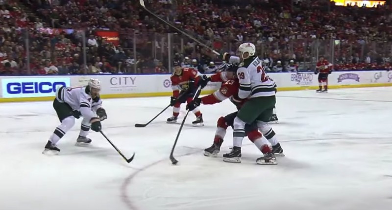 Carter Verhaeghe marque avec un joueur littéralement sur le dos