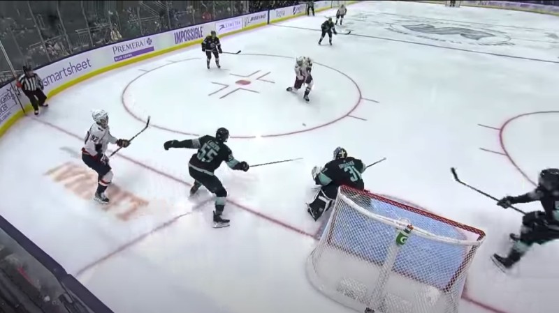 Un bel assist à une seule main d'Evgeny Kuznetsov