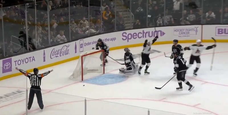 L'arbitre offre une grosse frayeur aux Coyotes