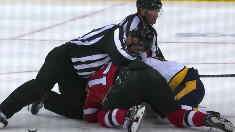 Un premier court mais victorieux combat de Nico Hischier en NHL