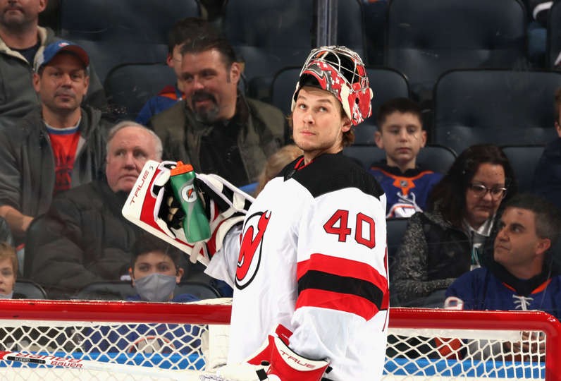 Akira Schmidt débute en NHL par une défaite, Nico Hischier dans le protocole covid, Meier et Niederreiter en verve