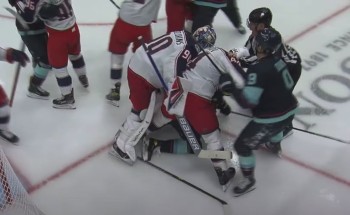 Elvis Merzlikins a réalisé une belle série d'arrêts mais s'est également bien énervé contre un adversaire