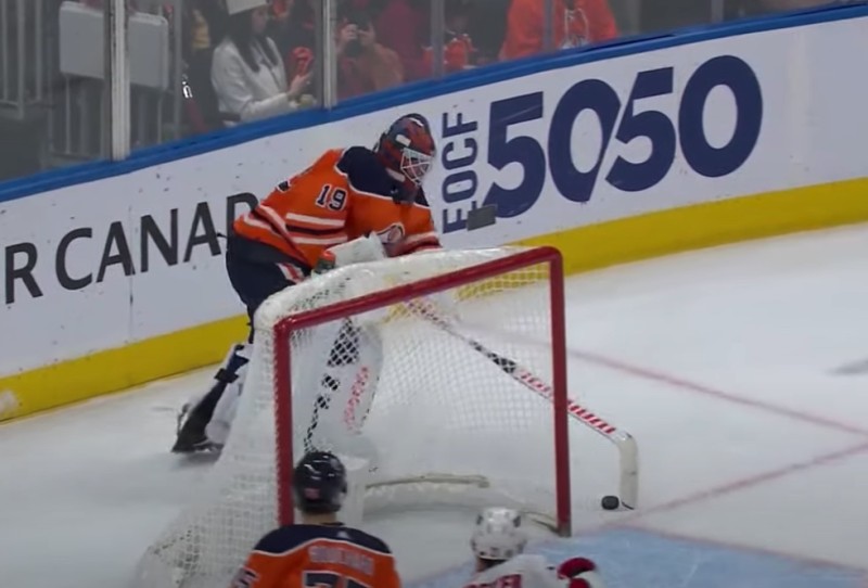 Sebastian Aho profite d'un puck bien capricieux