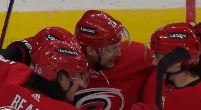 Doublé de Nino Niederreiter, Roman Josi et Timo Meier marquent également