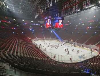 72 joueurs et 27 membres de staff dans le protocole covid en NHL et un premier match à huis clos