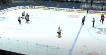 Un gardien marque son but en LHJMQ