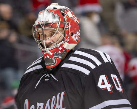 Les Red WIngs et les Hurricanes s'imposent, difficile apprentissage de la NHL pour Akira Schmid