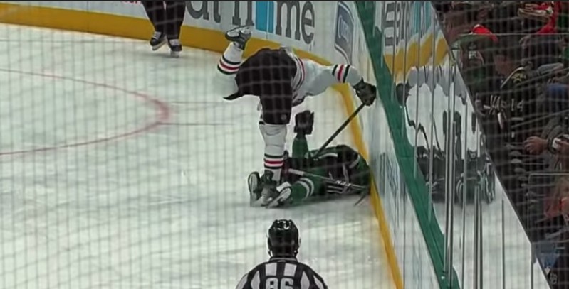 Tanner Kero sort sur civière après une grosse charge et une vilaine chute