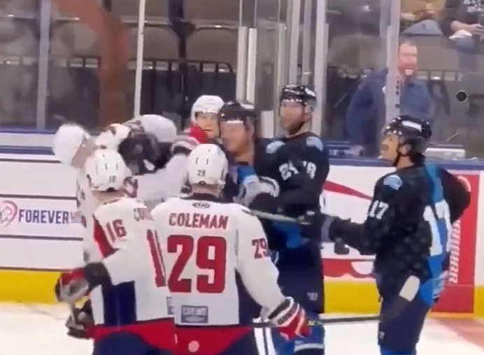 Un échauffement qui dégénère entre deux joueurs d'ECHL suivi d'une bagarre pendant le match