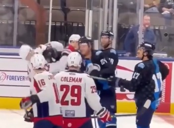 Un échauffement qui dégénère entre deux joueurs d'ECHL suivi d'une bagarre pendant le match