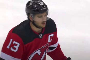 Nico Hischier conclu une séquence de trois buts en 1m30