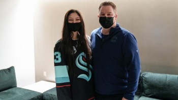 Une fan du Kraken a peut-être sauvé la vie du préposé à l'équipement des Canucks