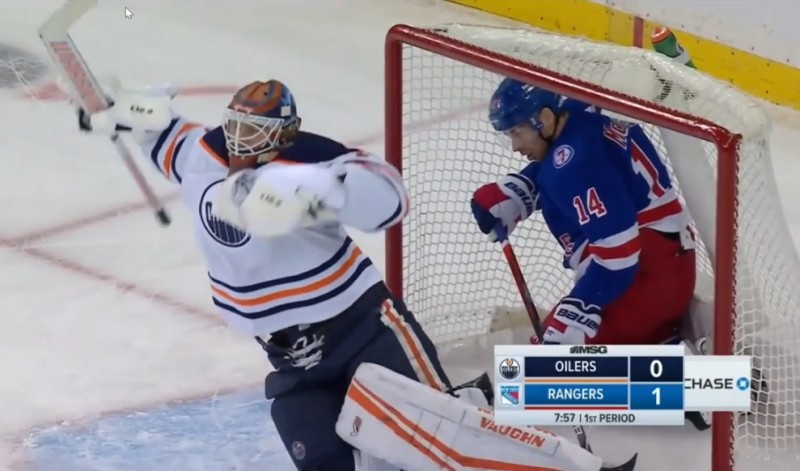 Un bien vilain coup par derrière de Gregg McKegg sur le gardien des Oilers