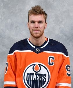 Connor McDavid lui aussi testé positif