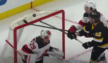 Oskar Steen marque son premier but en NHL de façon plutôt originale