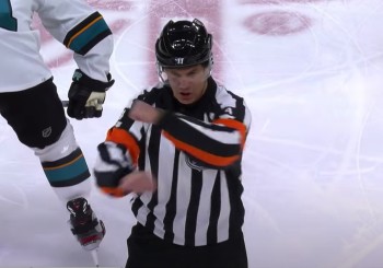 Wes McCauley toujours aussi théâtral pour annoncer ses décisions