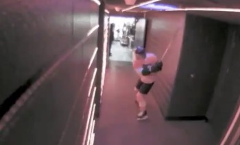 Joel Farabee légèrement énervé dans les couloirs de son stade