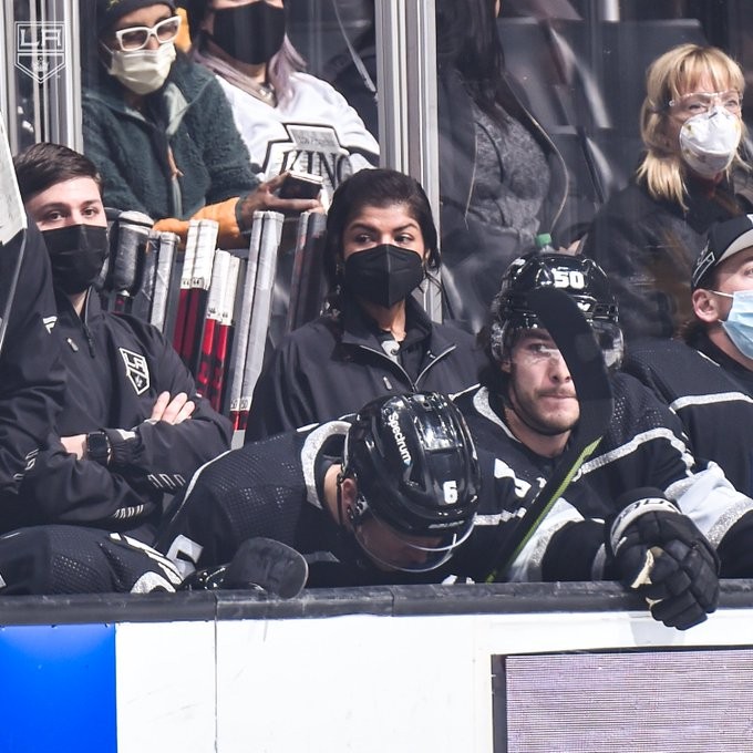Une première femme derrière un banc de NHL