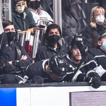 Une première femme derrière un banc de NHL