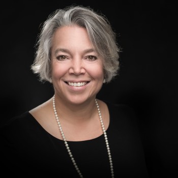 Sur les pas de Stéphanie Mérillat - De la petite fille sage à la meneuse de revue