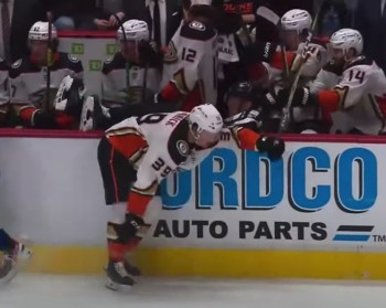 Un juge de ligne disparait sur le banc des joueurs