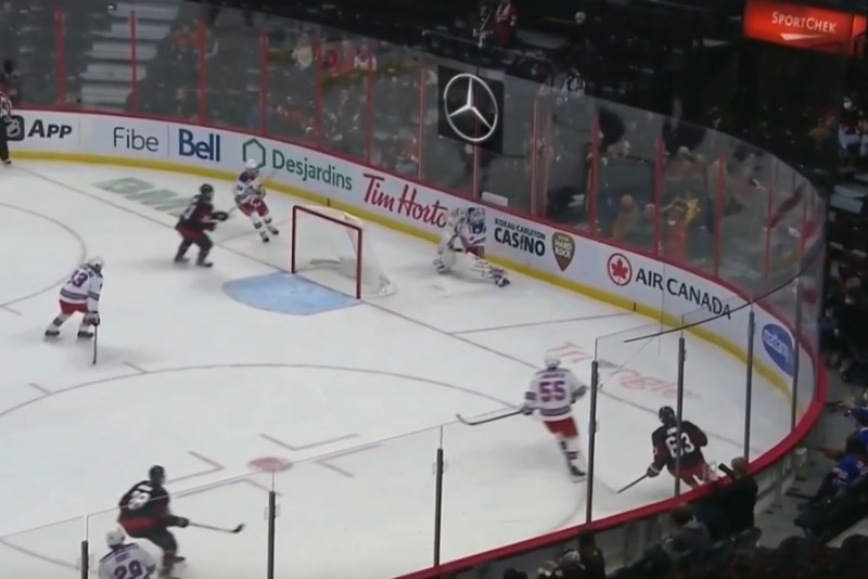 Le gardien des Rangers Igor Shesterkin manque le but vide de quelques millimètres