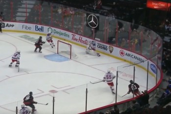 Le gardien des Rangers Igor Shesterkin manque le but vide de quelques millimètres