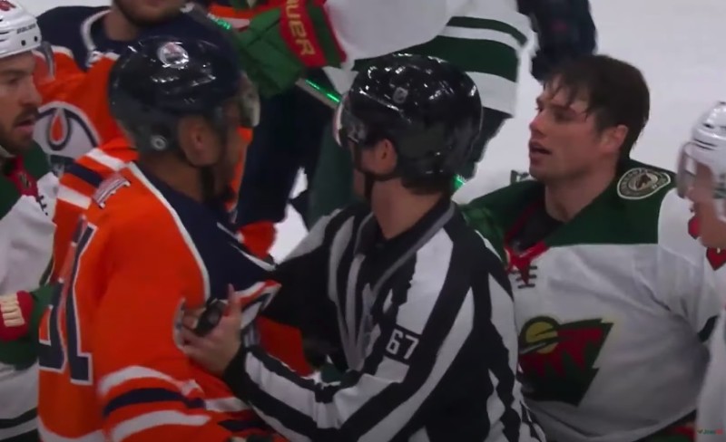 Evander Kane et Kevin Fiala s'échangent quelques amabilités