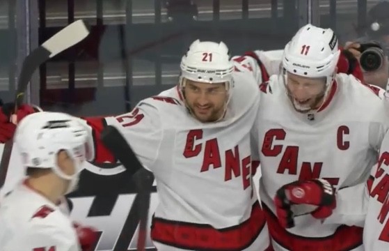 Nino Niederreiter marque son 15e but de la saison, des points et un 100e match pour Keanu Derungs