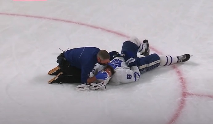 Jake Muzzin Briefly sérieusement secoué après une collision avec Chris Wideman