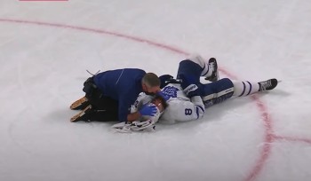 Jake Muzzin Briefly sérieusement secoué après une collision avec Chris Wideman