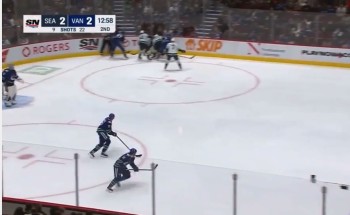 Six joueurs se battent pour un puck... qui n'est plus là