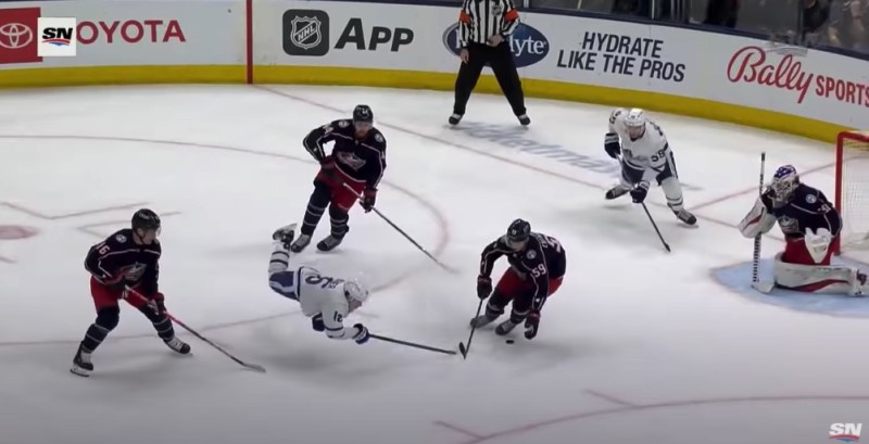 Mitch Marner signe un spectaculaire assist