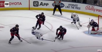 Mitch Marner signe un spectaculaire assist