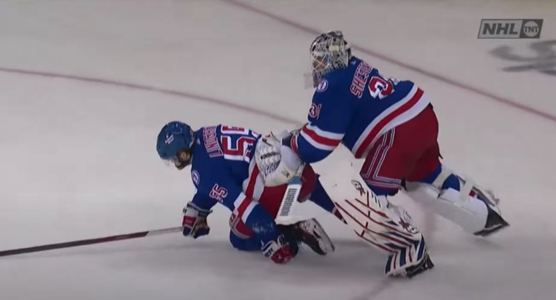 Igor Shesterkin aide son coéquipier à sortir de la glace