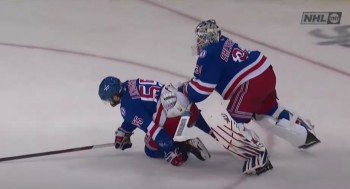 Igor Shesterkin aide son coéquipier à sortir de la glace