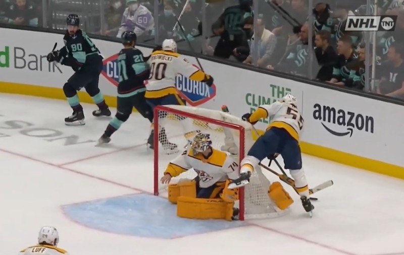 Juuse Saros se retrouve sans bloqueur ni crosse