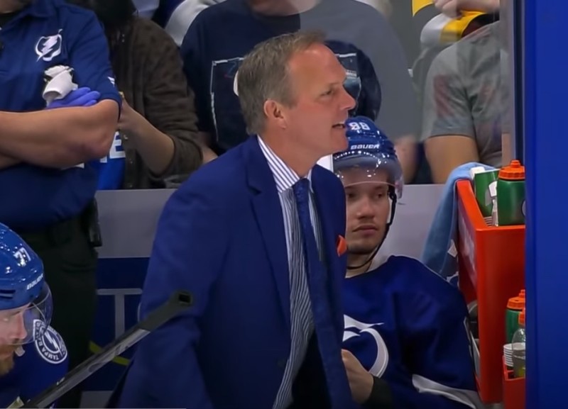 Le coach du Lightning éjecté du match après avoir été trop direct avec l'arbitre