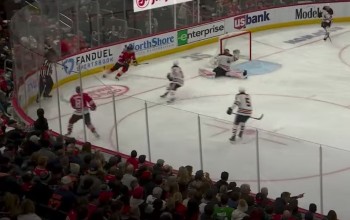 Dominik Kubalik profite parfaitement d'une bourde de Mikko Koskinen