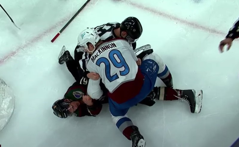 Nathan MacKinnon n'a vraiment pas apprécié cette crosse haute de Dysin Mayo