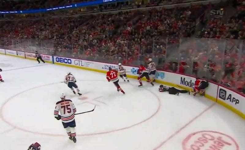 Un arbitre forcé de quitter le match après une collision avec un joueur